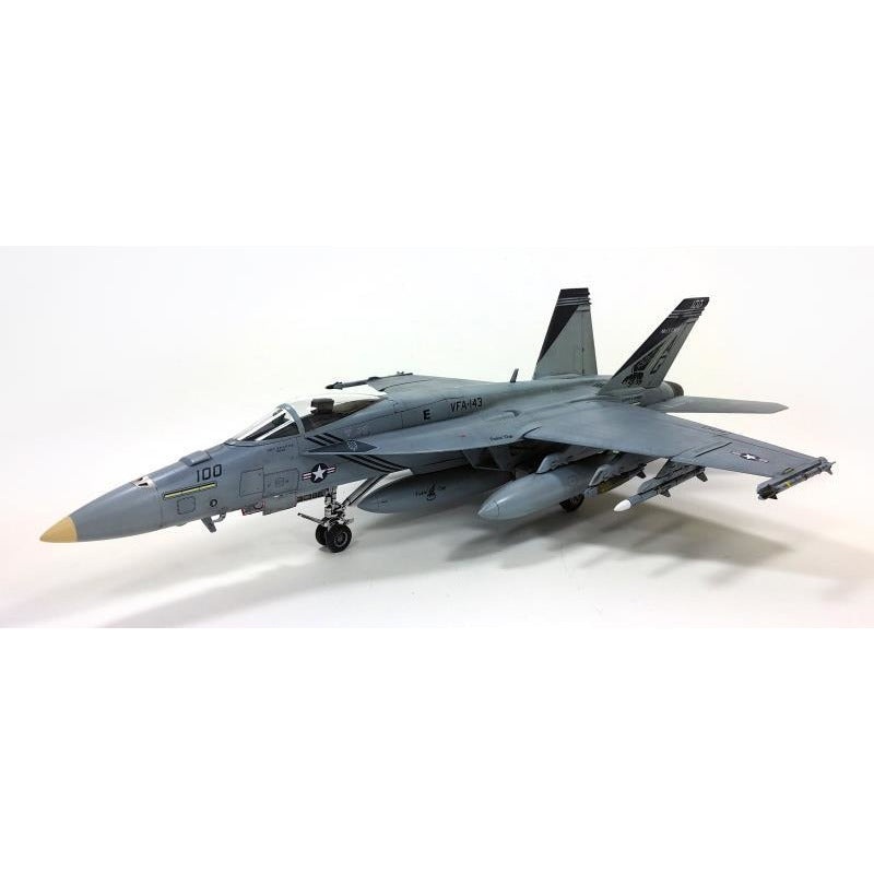 USN F/A-18E VFA-143 Pukin Dogs 1/72 #12547 by Academy